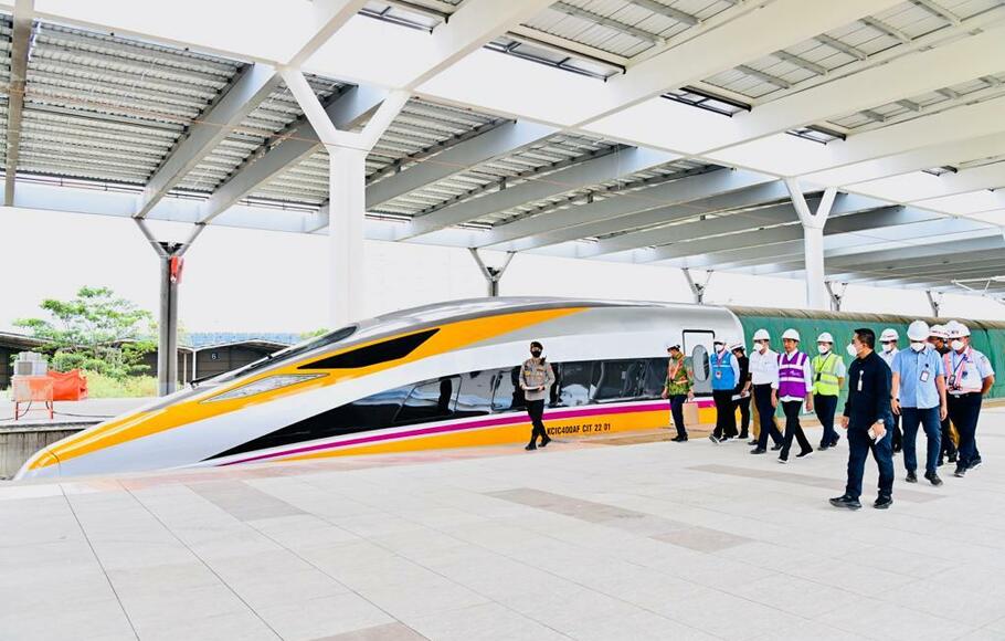 Presiden Joko Widodo (Jokowi) meninjau progres pembangunan proyek Kereta Cepat Jakarta-Bandung (KCJB) dalam kunjungan kerjanya ke Provinsi Jawa Barat, Kamis, 13 Oktober 2022