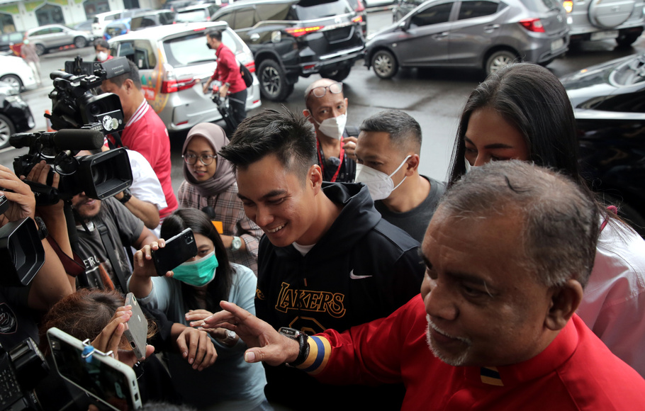 Pasangan artis Baim Wong dan Paula Verhoven tiba untuk menjalani pemeriksaan oleh penyidik Polres Metro Jakarta Selatan, Kamis, 13 Oktober 2022.