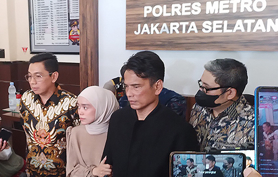 Lesti Kejora (kedua kiri) didampingi ayahnya Endang Mulyana (kedua kanan) memberikan pernyataan kepada awak media seusai resmi mencabut laporan kepolisian di Polres Metro Jakarta Selatan, Jumat, 14 Oktober 2022.