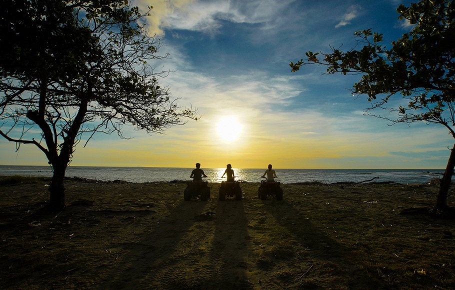 Salah satu fasilitas wisata di Tanjung Lesung. Menikmati sunset setelah menjelajahi alam dengan ATV.