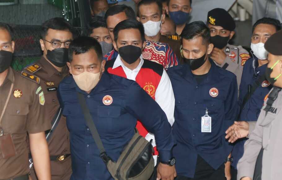 Bharada Richard Eliezer Pudihang Lumiu atau Bharada E dikawal petugas tiba di Pengadilan Negeri Jakarta Selatan, Selasa, 18 Oktober 2022.