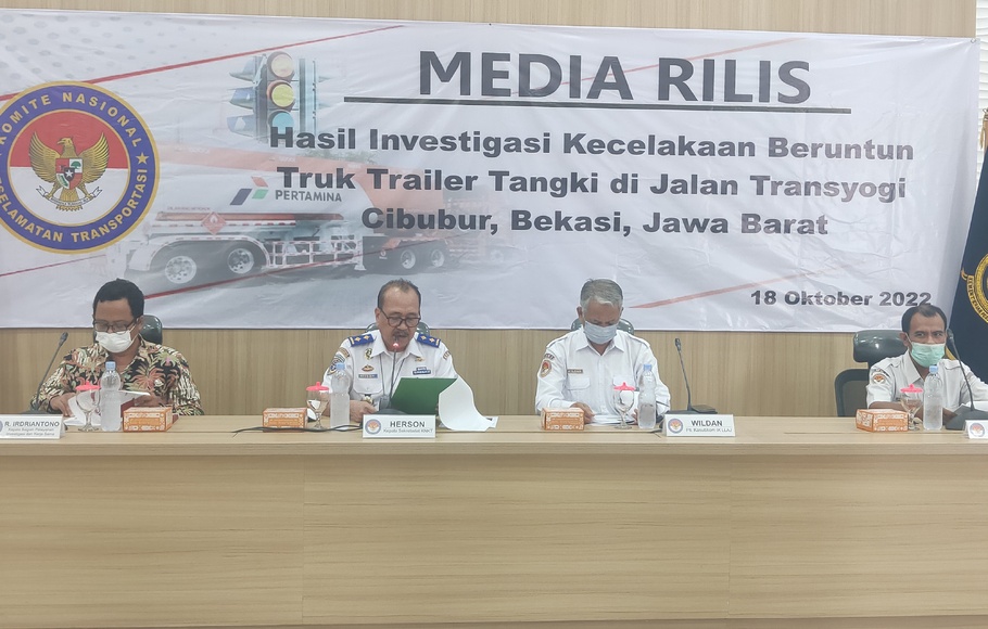 Komite Nasional Keselamatan Transportasi (KNKT) menyampaikan hasil investigasi kecelakaan beruntun truk trailer di Jalan Transyogi Cibubur, di Kantor KNKT, Jalan Medan Merdeka Timur, Selasa, 18 Oktober 2022.