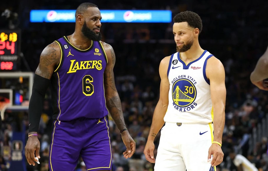 Pemain bintang LA Lakers LeBron James dan pemain bintang Golden State Warriors Stephen Curry.