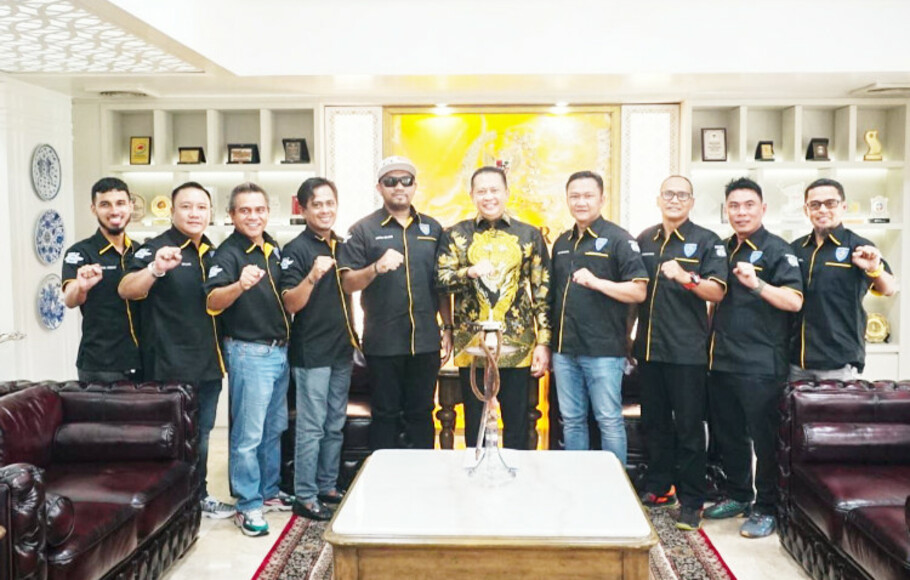 Ketua MPR sekaligus Ketua Umum Ikatan Motor Indonesia (IMI) Bambang Soesatyo usai menerima pengurus IMI Kalimantan Timur, di Jakarta, 18 Oktober 2022.
