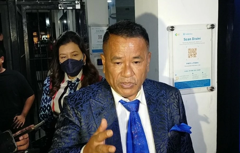 Kuasa hukum Irjen Pol Teddy Minahasa, Hotman Paris Hutapea, memberikan keterangan di Mako Polda Metro Jaya, Senin 24 Oktober 2022. 