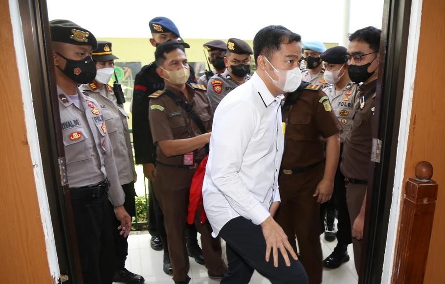 Terdakwa Arif Rachman Arifin memasuki ruang sidang dengan agenda pembacaan nota keberatan atau eksepsi atas dakwaan Jaksa Penuntut Umum (JPU) terkait kasus pembunuhan Brigadir J, di Pengadilan Negeri Jakarta Selatan, Jumat, 28 Oktober 2022.