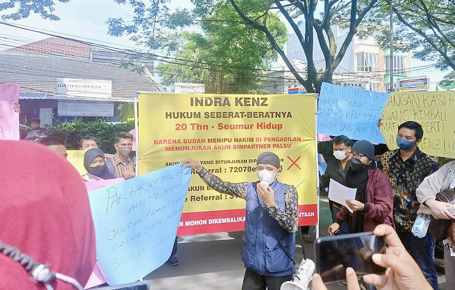 Korban binary options (Binomo) menggelar unjuk rasa di depan PN Tangerang menuntut agar Indra Kenz dijatuhi hukuman maksimal, Jumat, 28 Oktober 2022.
