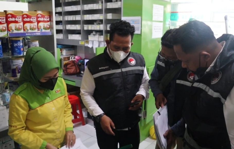 Petugas dari Sat Narkoba Polresta Jayapura saat melakukan Sidak obat sirop anak di salah satu Distributor di kota Jayapur, Senin (31/10/2022).