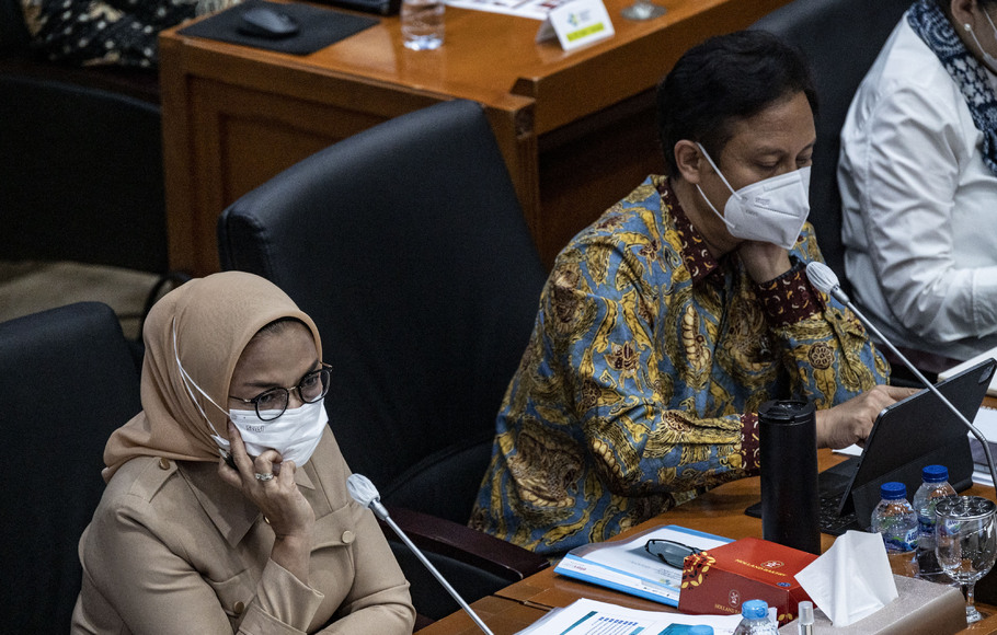 Menteri Kesehatan Budi Gunadi Sadikin (kanan) bersama Kepala Badan Pengawas Obat dan Makanan (BPOM) Penny Kusumastuti Lukito (kiri) mengikuti rapat kerja dan rapat dengar pendapat dengan Komisi IX di Kompleks Parlemen, Senayan, Jakarta, Rabu