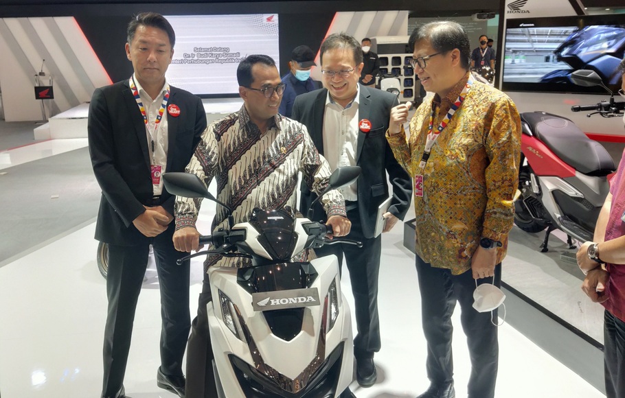 Menteri Perhubungan (Menhub) Budi Karya Sumadi mengunjungi booth Honda di pameran Indonesia Motorcycle Show (IMOS) di Jakarta Convention Center (JCC), Senayan, Jakarta, 2 November 2022.
