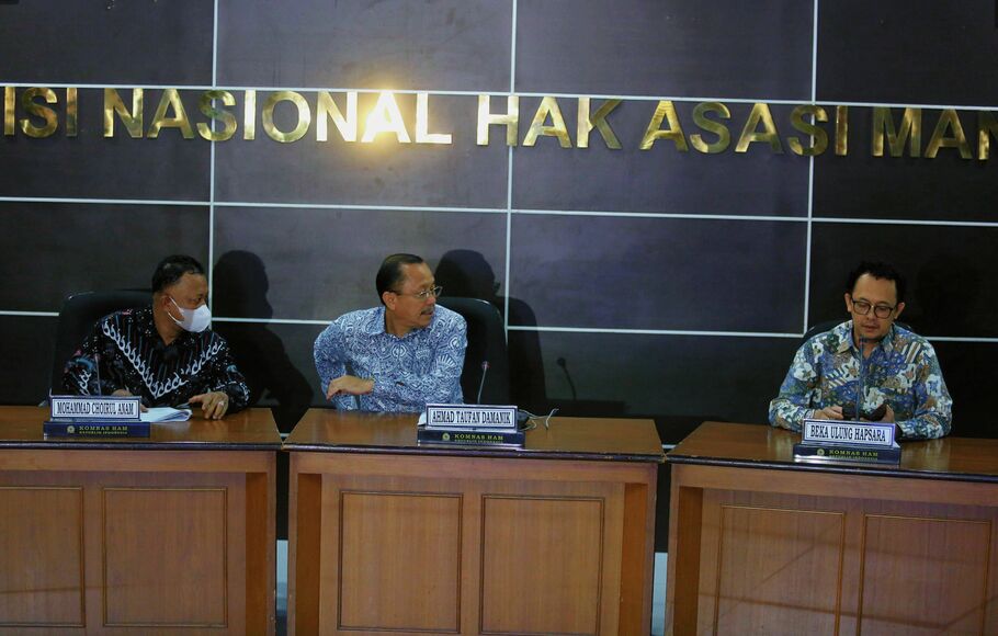 Ketua Komnas HAM Ahmad Taufan Damanik (tengah) bersama Komisioner Komnas HAM Beka Ulung Hapsara (kanan) dan Mohammad Choirul Anam (kiri) memaparkan hasil penyelidikan tragedi kemanusiaan di Stadion Kanjuruhan Malang, di Jakarta, Rabu 2 November 2022. 