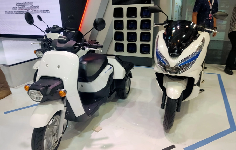Line up sepeda motor listrik Honda yang dipamerkan di Indonesia Motorcycle Show (IMOS) 2022 JCC, Jakarta, 2-6 November 2022.