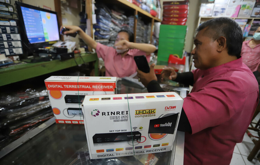 Pedagang melayani pembeli set top box (STB) TV Digital di pusat elektronik di toko elektronik di Jakarta, Jakarta, Jumat 4 November 2022. 