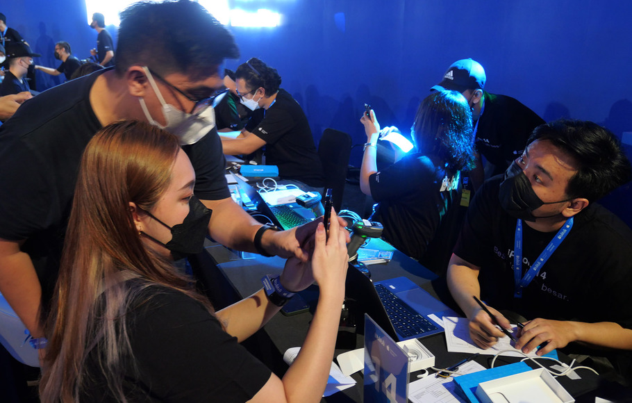 Pembeli mengecek segala fitur Iphone 14 series, di Blibli Midnight Lounge