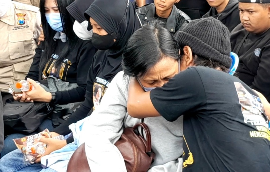 Keluarga korban tragedi Kanjuruhan sedang menunggu proes autopsi jenazah Natasya Deby Ramadhani (16) dan Nayla Deby Anggraeni (13) di Pemakaman Umum Desa Sukolilo, Kecamatan Wajak, Kabupaten Malang, Jawa Timur, Sabtu 5 November 2022.
