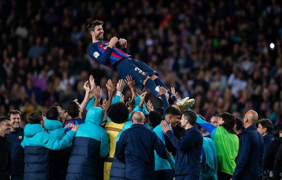 Bek Barcelona, Gerard Pique, diangkat oleh rekan-rekannya setelah menang atas Almeria dalam partai Liga Spanyol yang sekaligus laga perpisahan pemain belakang itu, di Camp Nou, Sabtu, 5 November 2022.