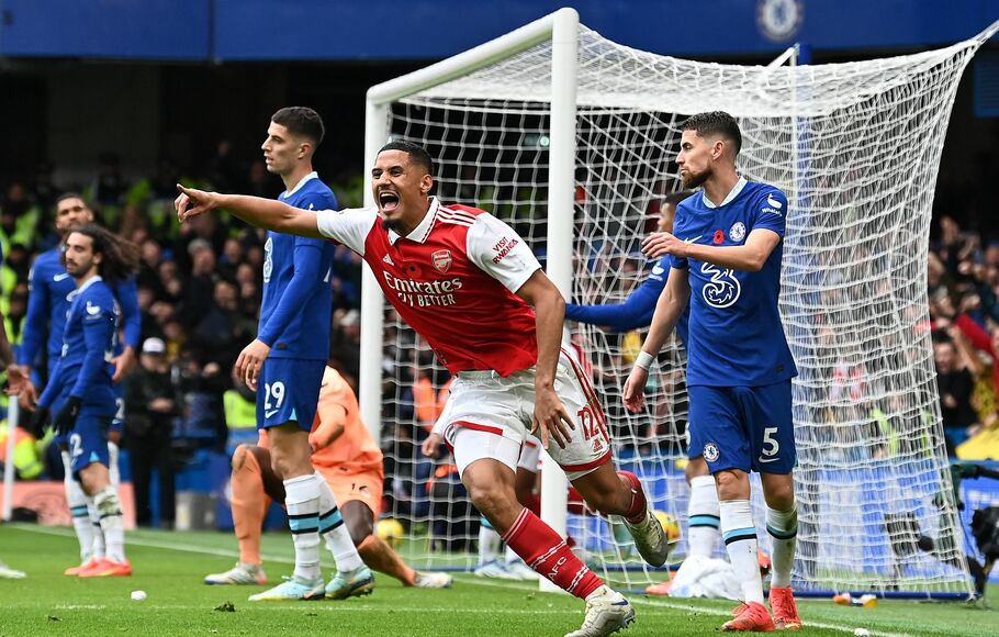 Bek Arsenal, William Saliba merayakan gol yang dicetak Gabriel Magalhaes ke gawang Chelsea dalam lanjutan Liga Inggris di Stamford Bridge, Minggu, 6 November 2022.