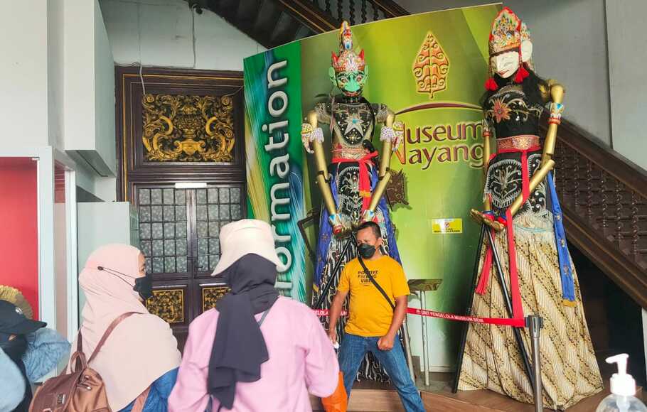 Pengunjung dari berbagai wilayah Jakarta, Bogor, Depok dan Tangerang (Jabodetabek) antusias berkunjung ke Museum Wayang Jakarta di Kota Tua Jakarta sebagai cagar budaya wisata pada Minggu, 6 Oktober 2022.