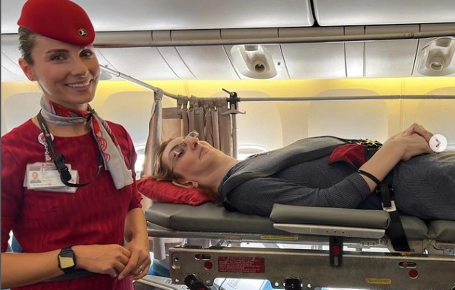Wanita tertinggi dunia asal Turki Rumeysa Gelgi berbaring di tandu di dalam pesawat