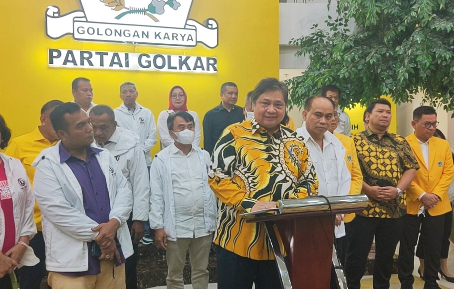 Ketua Umum DPP Partai Golkar Airlangga Hartarto memberikan pernyataan usai silaturahmi Musyawarah Rakyat (Musra) Indonesia dengan 18 Kelompok Relawan Jokowi di kantor DPP Partai Golkar, Slipi, Jakarta Barat, Senin, 7 November 2022.