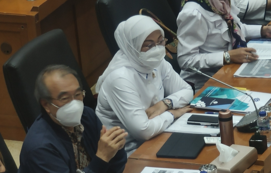 Ketua Bidang Ketenagakerjaan Asosiasi Pengusaha Indonesia (Apindo) Anton Supit dan Menteri Ketenagakerjaan Ida Fauziyah dalam rapat dengar pendapat dengan Komisi IX DPR, 8 November 2022.
