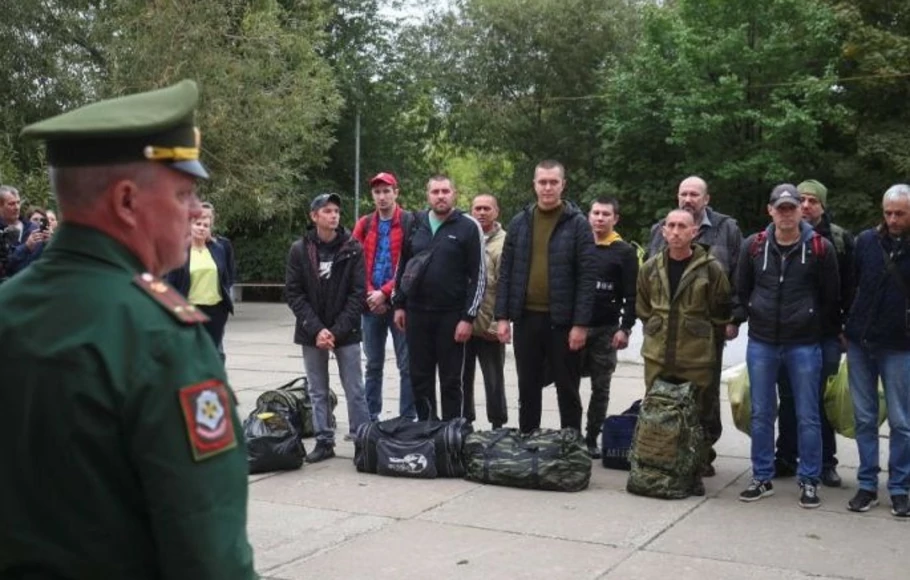 Seorang prajurit Rusia berbicara kepada tentara cadangan di sebuah titik pertemuan dalam rangka mobilisasi parsial di kota Volzhsky di wilayah Volgograd, Rusia, 28 September 2022.