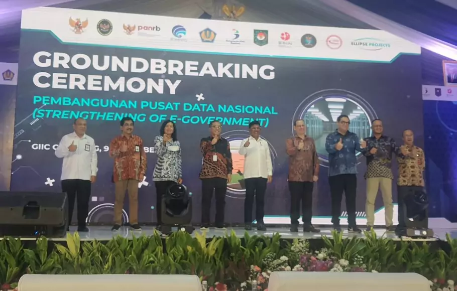 Menteri Komunikasi dan Informatika Johnny G Plate (tengah) saat melakukan Groundbreaking Ceremony Pusat Data Nasional (PDN) di kawasan Delta Mas, Cikarang, Jawa Barat, Rabu, 9 November 2022.