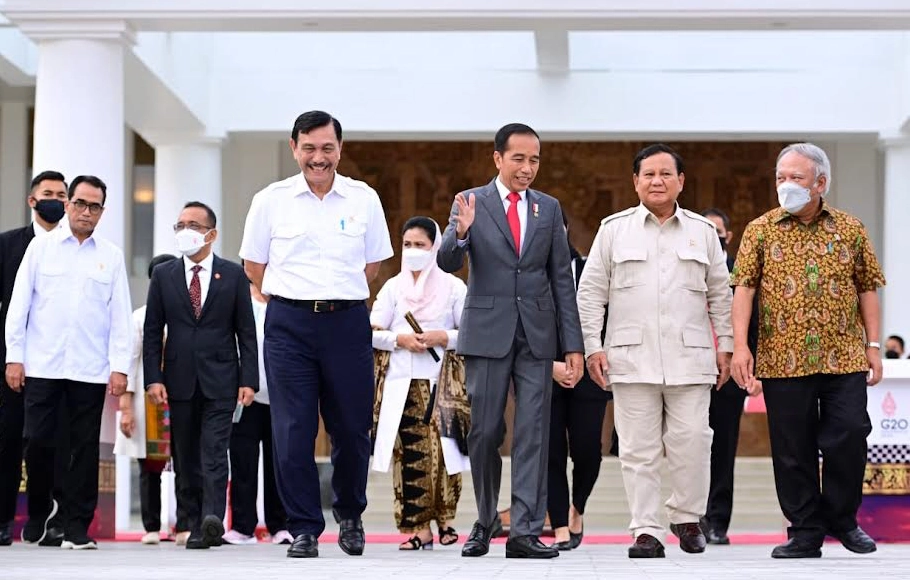 enko Kemaritiman dan Investasi Luhut Binsar Pandjaitan, Menteri Pertahanan Prabowo Subianto, Menteri Perhubungan Budi Karya Sumadi, dan Menteri PUPR Basuki Hadimuljono saat  melepas keberangkatan Presiden Joko Widodo (Jokowi) beserta Ibu Negara Iriana Joko Widodo bertolak menuju Phnom Penh, Kamboja untuk menghadiri Konferensi Tingkat Tinggi (KTT) ASEAN ke-40 dan ke-41 serta KTT terkait lainnya, pada 10-13 November 2022.