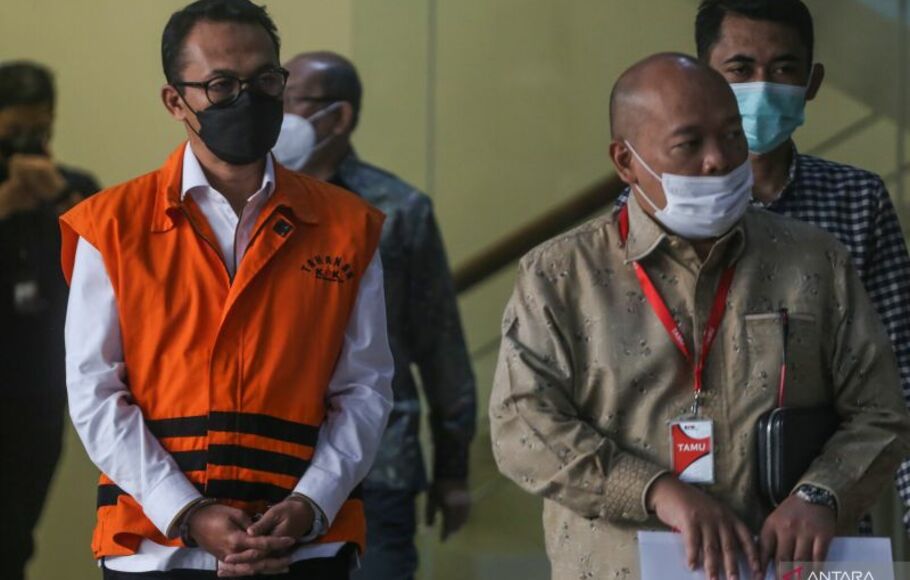 Konsultan pajak PT Jhonlin Baratama Agus Susetyo (kiri) mengenakan rompi tahanan usai menjalani pemeriksaan di Gedung Merah Putih KPK, Jakarta, Kamis, 25 Agustus 2022.
