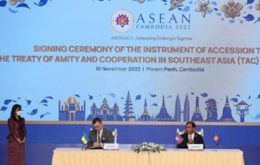 Menlu Ukraina Dmytro Kuleba (kiri) menandatangani instrumen aksesi Perjanjian Persahabatan dan Kerja Sama di Asia Tenggara (Treaty of Amity and Cooperation in Southeast Asia/TAC) di sela-sela KTT ke-40 dan ke-41 ASEAN di Phnom Penh, Kamboja, Kamis,10 November 2022.