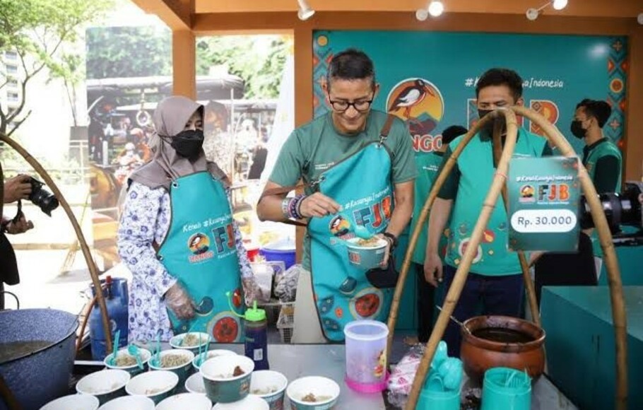 Menteri Pariwisata dan Ekonomi Kreatif (Menparekraf) Sandiaga Uno saat menghadiri Festival Jajanan Bango di Plaza Parkir Timur Gelora Bung Karno (GBK) Senayan, akhir Oktober lalu.