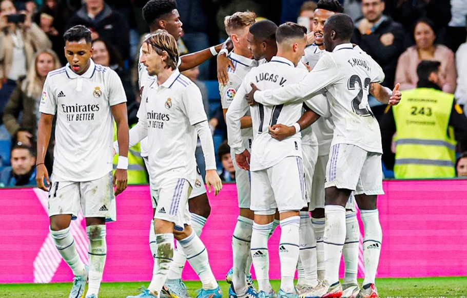 Para pemain Real Madrid merayakan gol ke gawang Cadiz.