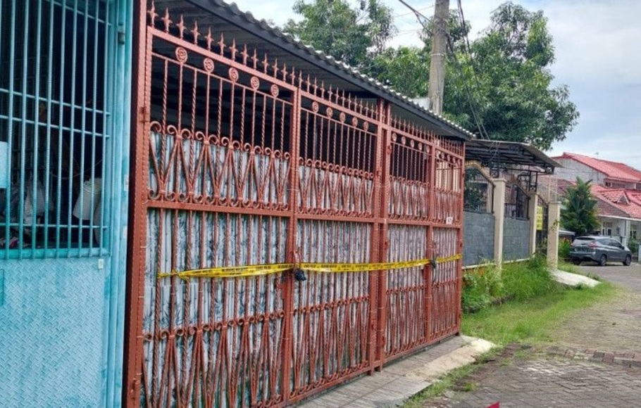 Rumah korban tewas yang terdiri empat orang merupakan sanak saudara, dipasang garis polisi di Perumahan Citra Satu Kalideres, Jakarta Barat, Jumat, 11 November 2022.