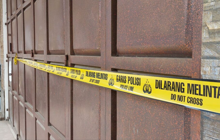 Garis polisi terpasang di toko agen kelontong di Jalan Raya Mustikasari, Kelurahan Pengasinan, Kecamatan Rawalumbu, Kota Bekasi, Jawa Barat, Sabtu, 12 November 2022. Pria berinisial S (62) yang merupakan pemilik toko ditemukan tewas di toko tersebut dan diduga menjadi korban pembunuhan.