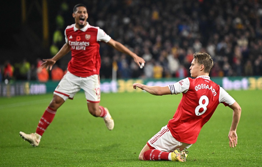 Selebrasi gelandang Arsenal, Martin Odegaard usai mencetak gol ke gawang Wolverhampton.