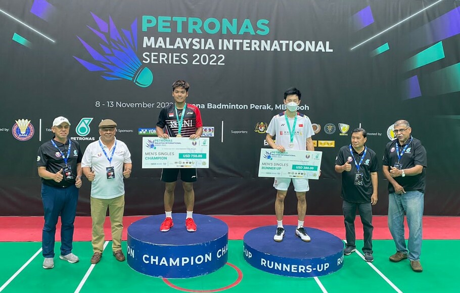 Syabda Perkasa Belawa, pemain tunggal putra Indonesia, merebut gelar juara di turnamen bulutangkis Malaysia International Series 2022, Minggu 13 November 2022.
