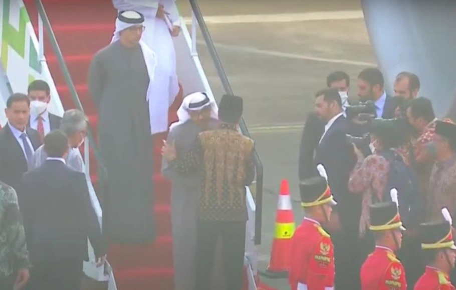 Presiden Joko Widodo menyambut kedatangan Presiden UAE Mohammed bin Zayed Al Nahyan di Bandara Adi Soemarmo, Boyolali, Jawa Tengah, Senin, 14 November 2022.