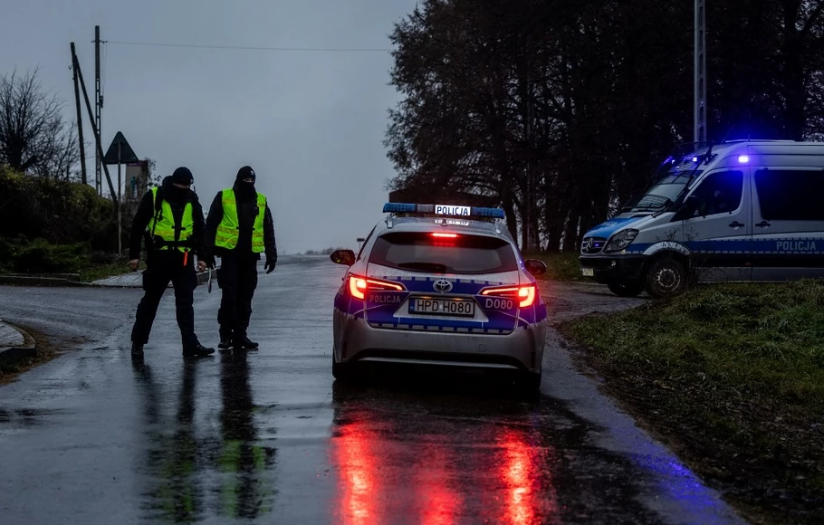 Polisi Polandia pada Rabu 16 November 2022 memblokir jalan di dekat lokasi serangan rudal yang menewaskan dua pria di desa Przewodow, Polandia timur, dekat perbatasan dengan Ukraina.