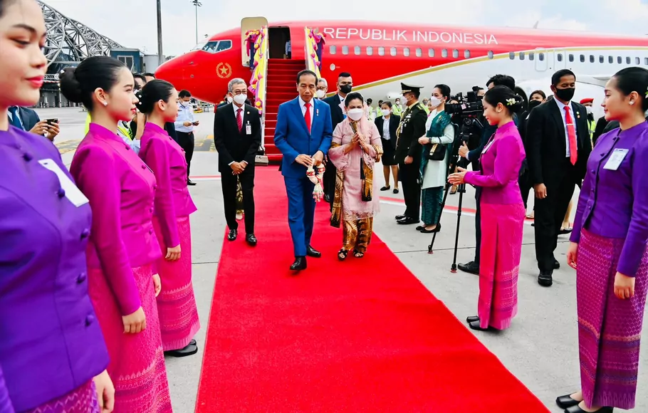 Presiden Jokowi dan Iriana Jokowi tiba di Bandar Udara Suvarnabhumi, Bangkok, Thailand, Kamis, 17 November 2022.