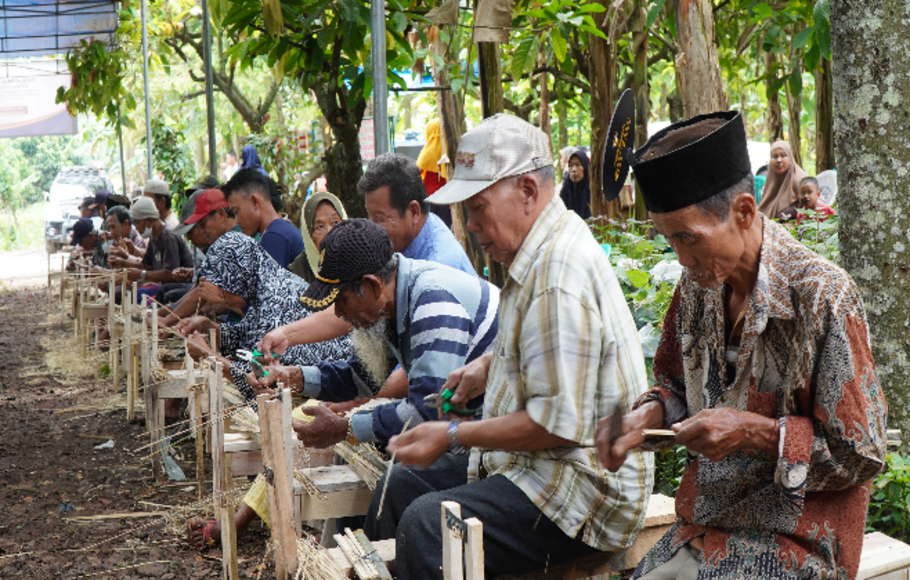 PT Bukit Asam Tbk (PTBA) bekerja sama dengan Paguyuban Krajan berhasil mendapatkan anugerah dari Museum Rekor Dunia Indonesia (MURI) karena telah memberdayakan 1.127 penduduk lanjut usia (lansia) dalam usaha produksi tusuk sate.