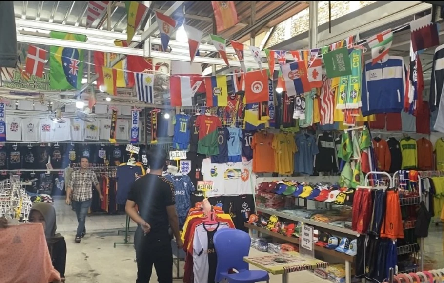 Toko 52 salah satu tempat yang menjual pernak-pernik Piala Dunia Qatar 2022 di Pasar Baru, Jakarta Pusat. 