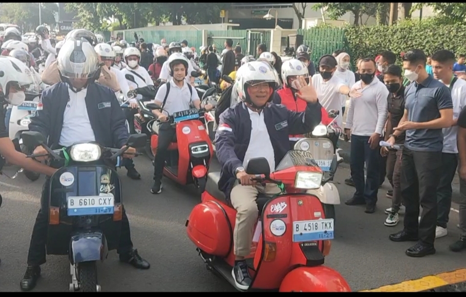 Kepala Staf Kepresidenan Indonesia Moeldoko mengikuti kegiatan sunday morning ride dalam rangkaian kegiatan Electric Vehicle Funday, di Jakarta, 20 November 2022.