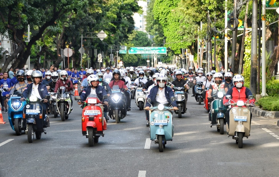 Kegiatan sunday morning ride dalam rangkaian acara Electric Vehicle Funday, di kawasan Bundaran HI, Jakarta, 20 November 2022.
