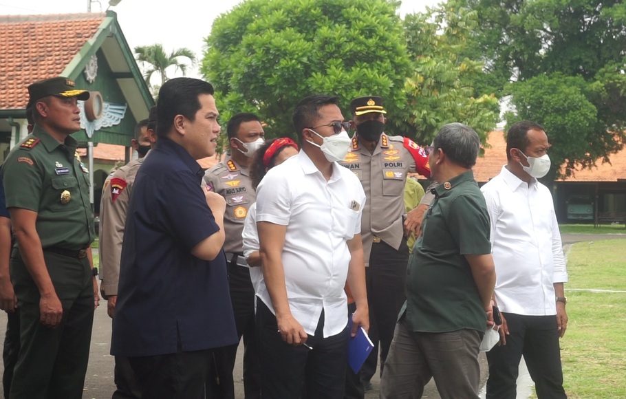 Menteri Badan Usaha Milik Negara( BUMN), Erick Thohir terlihat mendatangi Pura Mangkunegaran Solo, lokasi pernikahan Kaesang Pangarep dengan Erina Gudono pada Desember mendatang