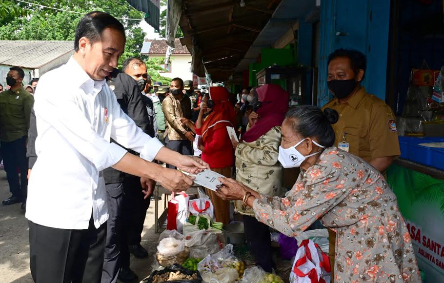 Presiden Joko Widodo membagikan Bantuan Langsung Tunai (BLT) kepada para pedagang di Pasar Colomadu, Kabupaten Karanganyar, Jawa Tengah, Senin, 21 November 2022.