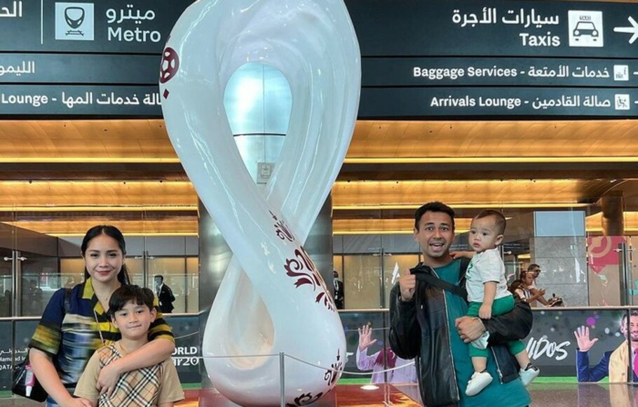 Raffi Ahmad bersama Nagita Slavina dan kedua anak mereka Rafathar dan Rayyanza saat tiba di Bandara Internasional Hamad, Doha, Qatar, Minggu, 20 November 2022.