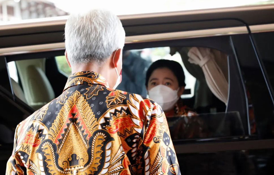 Gubernur Jawa Tengah Ganjar Pranowo menyambut kedatangan Ketua DPR Puan Maharani di Jawa Tegah, Senin, 21 November 2022. 