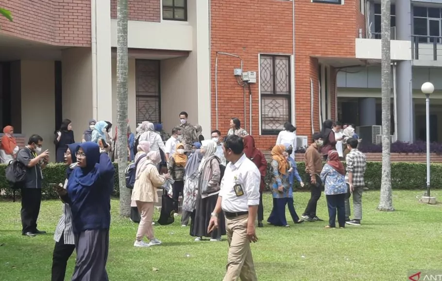 Sejumlah dosen dan mahasiswa Universitas Indonesia (UI) berhamburan keluar ruangan akibat gempa.