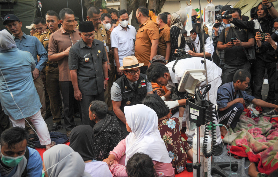 Gubernur Jawa Barat Ridwan Kamil (tengah) saat meninjau korban gempa di RSUD Sayang, Kabupaten Cianjur, Jawa Barat, Senin, 21 November 2022.
