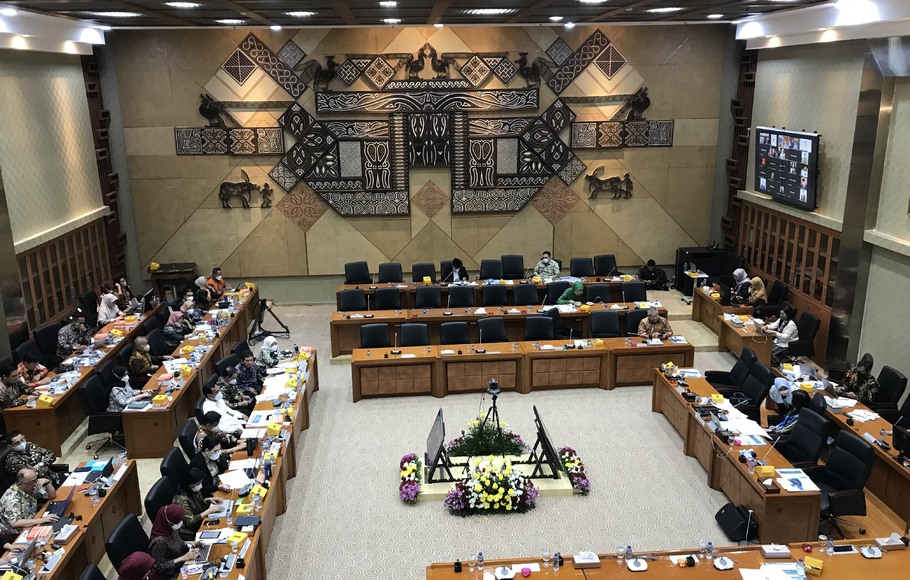 Menteri Kesehatan Budi Gunadi Sadikin menghadiri rapat dengan komisi IX DPR RI. Agenda hari ini adalah untuk memutuskan memperluas uji coba penerapan kelas rawat inap standar (KRIS) BPJS Kesehatan, Selasa (22/11/22)